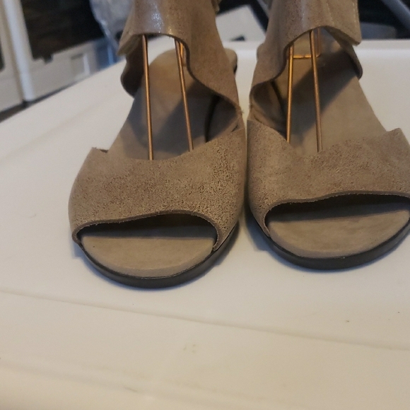 SH198 Munro Shimmering Beige Women's Sandals - Picture 4 of 12